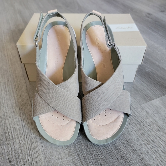 Clarks Women's Teigenic Chloe Sandal - Picture 5 of 9